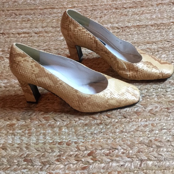 SNAKESKIN STUART WEITZMAN SQUARE HEELS 8.5 - Picture 2 of 8